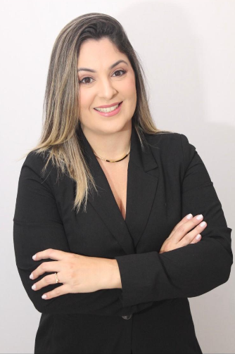 Dayana Oliveira, especialista em sobrancelhas e micropigmentação