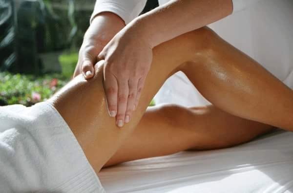 Massagem terapêutica aplicada na perna de uma cliente